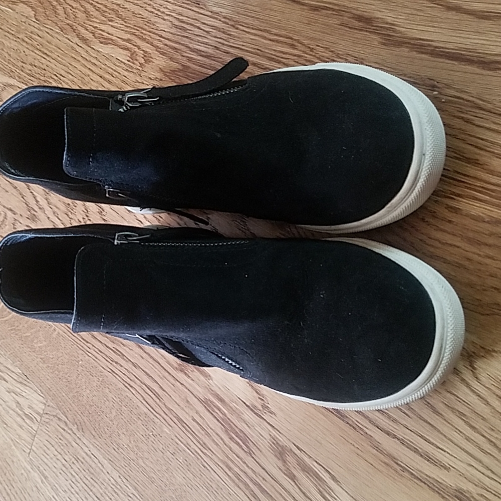Madden girl Suede shoes.